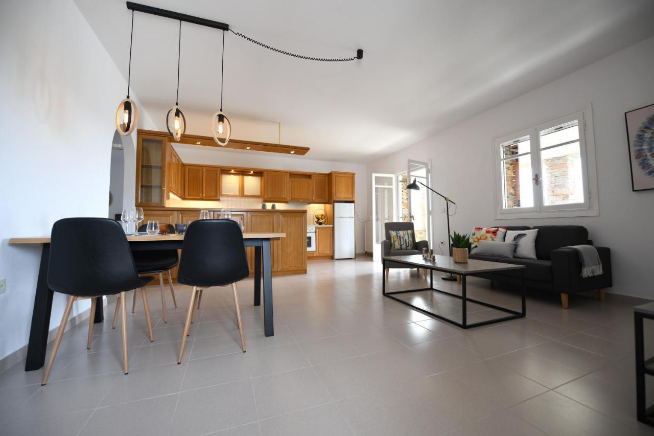 Amazing 2 Bedroom Apartment Overlooking The Marina Of Vourkárion Eksteriør billede