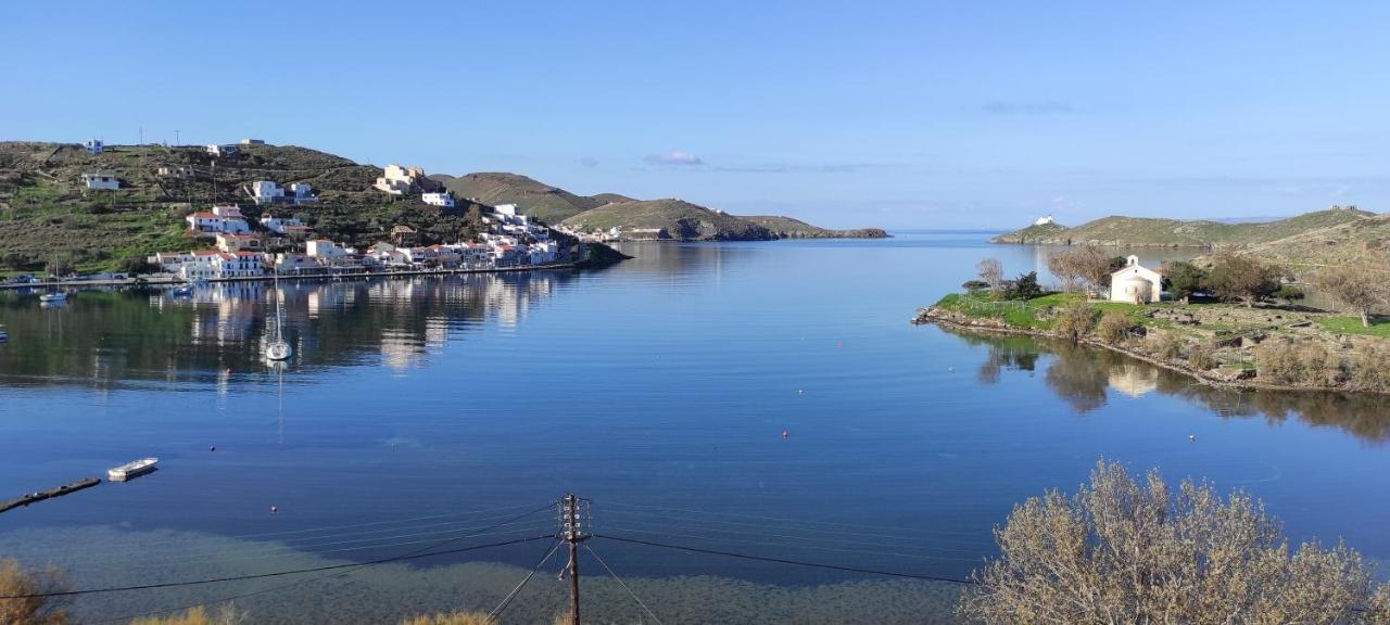 Amazing 2 Bedroom Apartment Overlooking The Marina Of Vourkárion Eksteriør billede