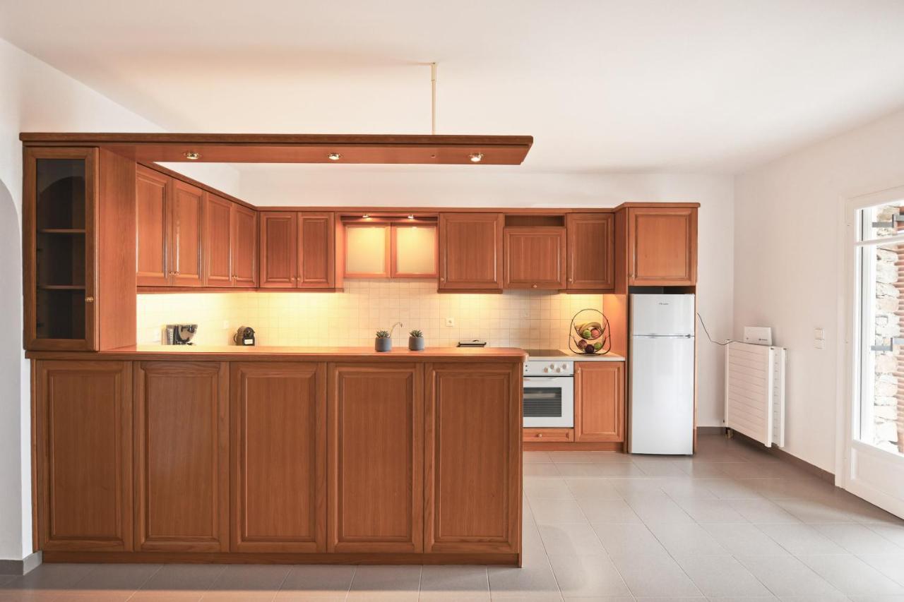 Amazing 2 Bedroom Apartment Overlooking The Marina Of Vourkárion Eksteriør billede