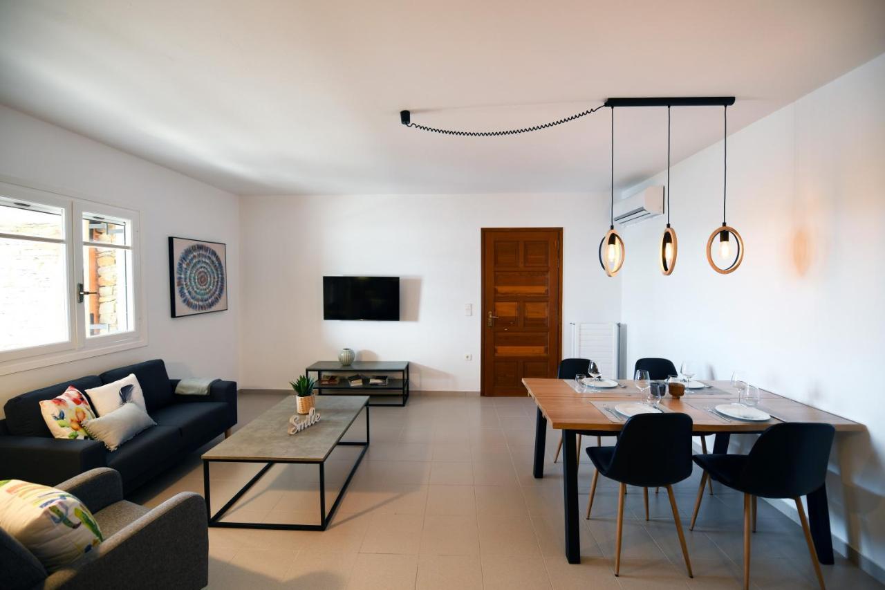 Amazing 2 Bedroom Apartment Overlooking The Marina Of Vourkárion Eksteriør billede