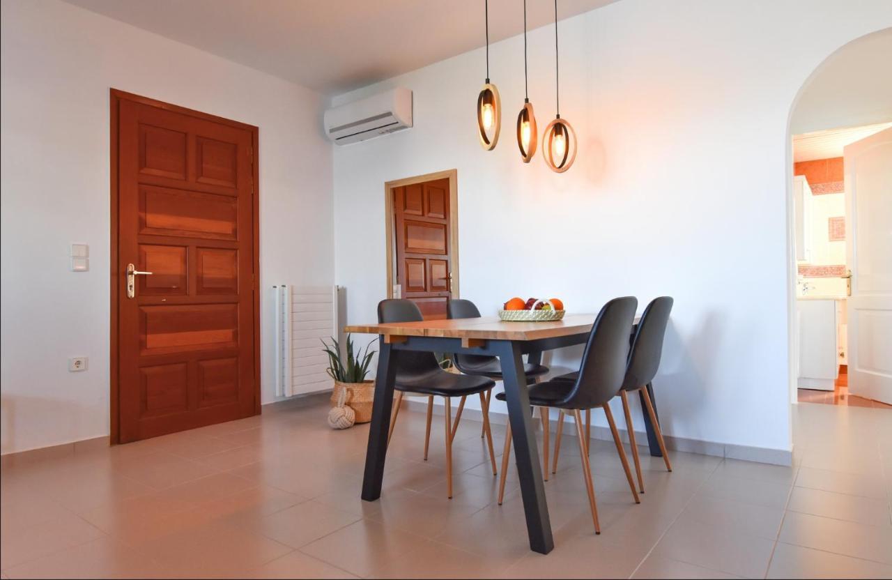 Amazing 2 Bedroom Apartment Overlooking The Marina Of Vourkárion Eksteriør billede