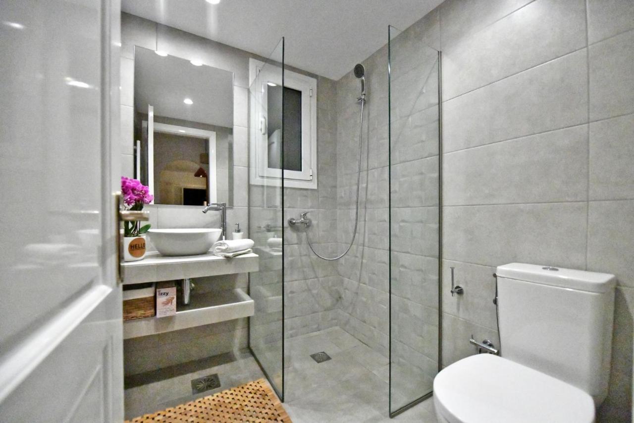Amazing 2 Bedroom Apartment Overlooking The Marina Of Vourkárion Eksteriør billede